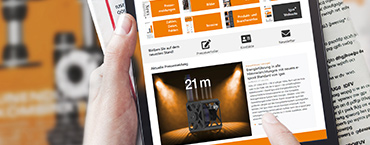 Hånd med tablet og magasin