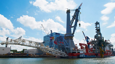 Offshore cranes
