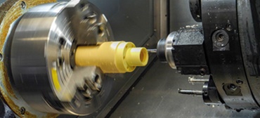 Stangmateriale af iglidur® højtydende polymerer drejes til korrekt form.