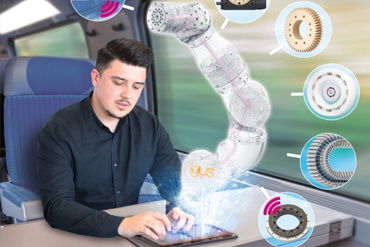 Mand arbejder med tablet på et tog og animerer en robotarm